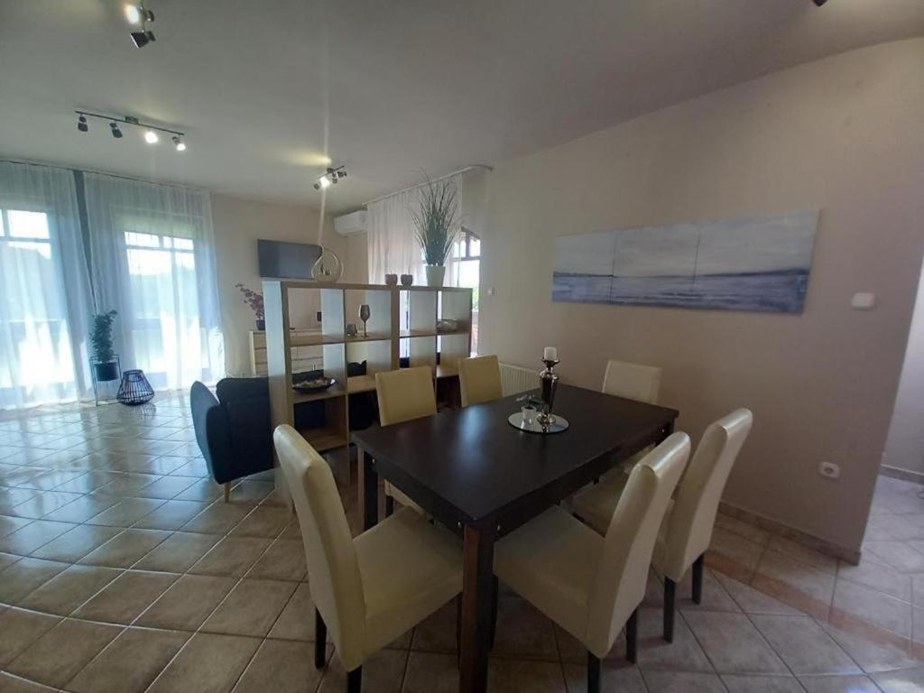Lujza Apartman Goedoello Apartment Bagian luar foto