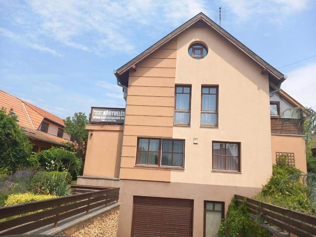 Lujza Apartman Goedoello Apartment Bagian luar foto