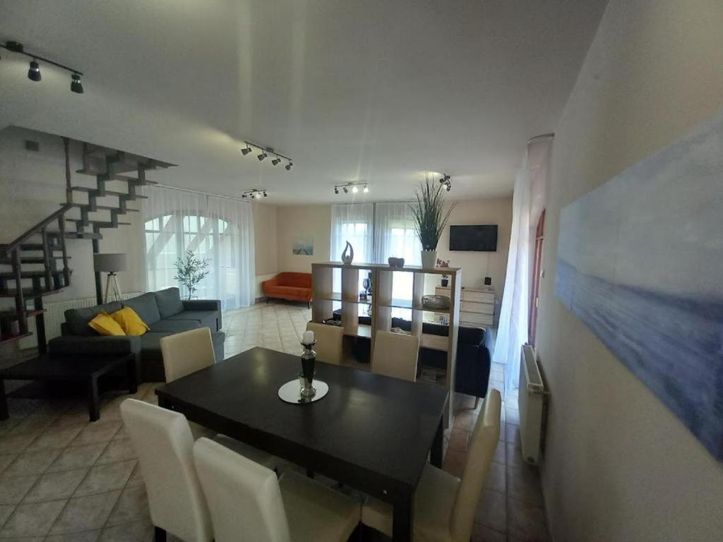 Lujza Apartman Goedoello Apartment Bagian luar foto